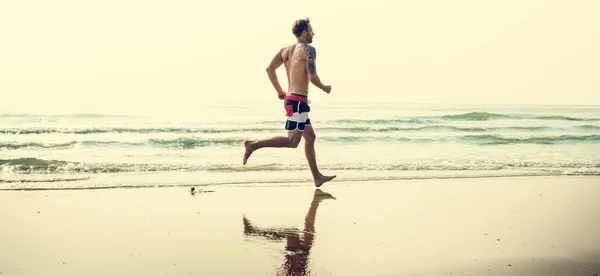 Homme sportif Courir sur la plage — Photo