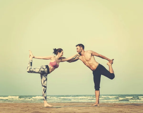 Pareja haciendo ejercicio de estiramiento — Foto de Stock