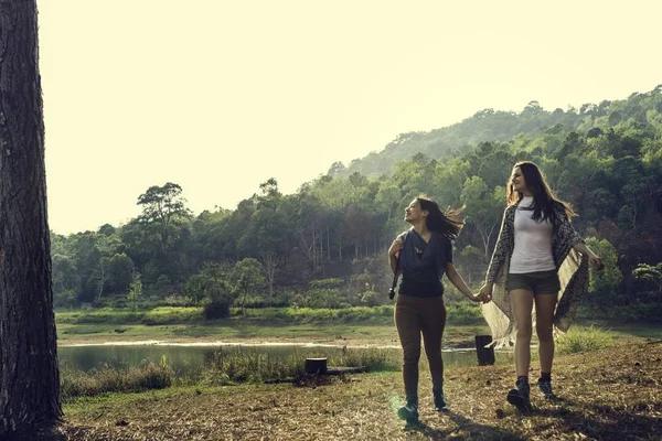 Jóvenes amigas en el bosque —  Fotos de Stock