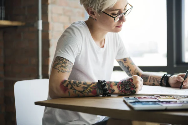 Mulher com tatuagens desenho — Fotografia de Stock