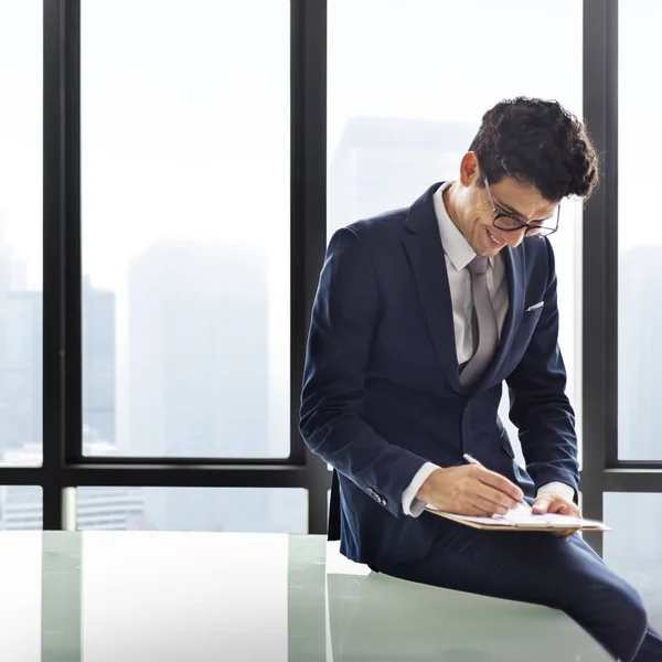 Empresário que trabalha no escritório — Fotografia de Stock