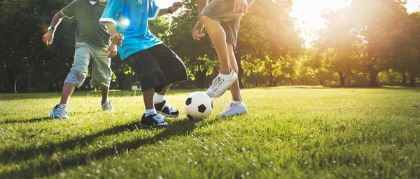Far med barn spela fotboll — Stockfoto