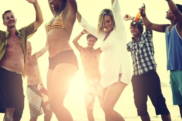 Persone che godono di festa in spiaggia — Foto Stock