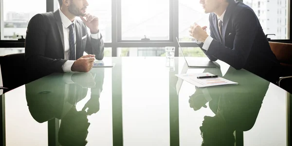 Les hommes d'affaires travaillant dans le bureau — Photo