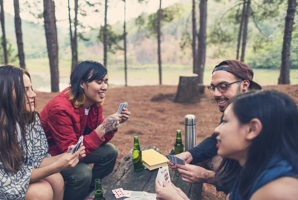 Junge Freunde auf Reisen — Stockfoto