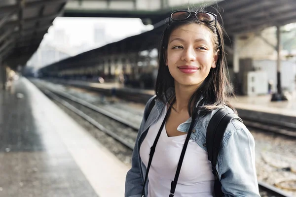 Bella donna viaggiatore — Foto Stock