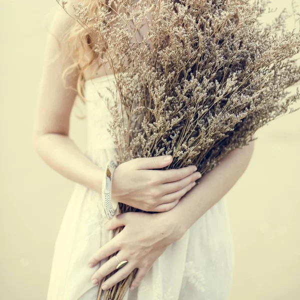 Жінка тримає сухі квіти — стокове фото