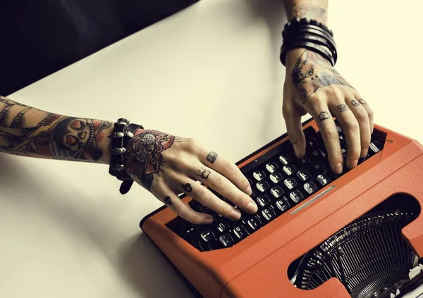 Hands typing on Typewriter Machine — Stock Photo, Image