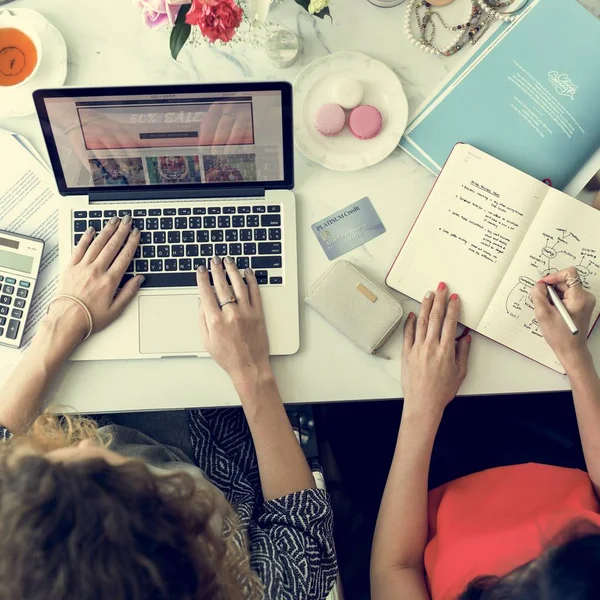 Frauen arbeiten zusammen — Stockfoto