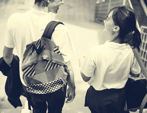 制服を着た学生が一緒に歩く — ストック写真