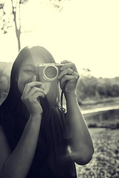 Mulher fotógrafa segurando câmera — Fotografia de Stock