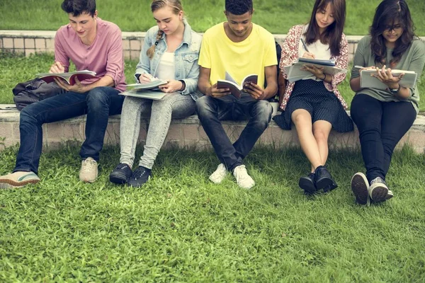 Vrolijke leerlingen hebben plezier — Stockfoto