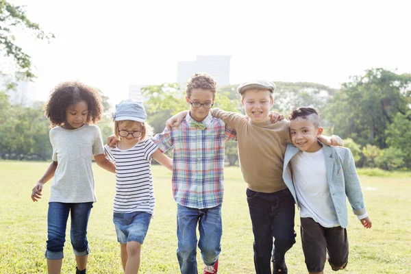 Kinderen spelen in het park — Stockfoto