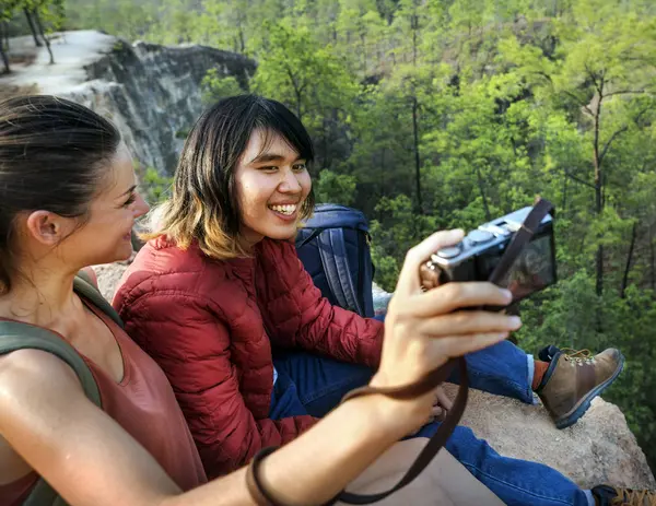 Jóvenes amigos tomando selfie — Foto de Stock