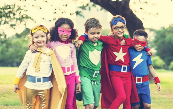 Супергерой Діти грають разом — стокове фото