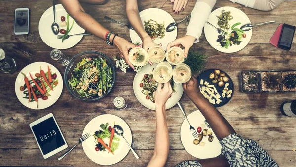 Frauen essen zu Abend — Stockfoto