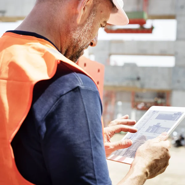 Arquitecto Trabajador con tableta digital — Foto de Stock