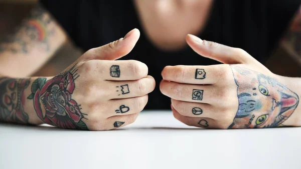Τα χέρια που καλύπτονται με τατουάζ — Φωτογραφία Αρχείου