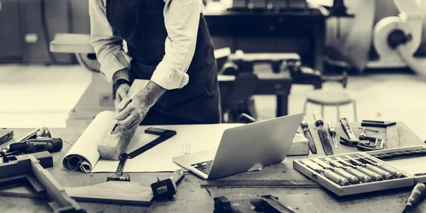 Vakman werken in workshop studio — Stockfoto