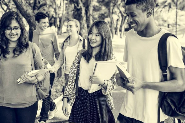 Jonge studenten met boeken — Stockfoto