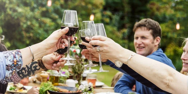 Gente celebrando y bebiendo vino — Foto de Stock