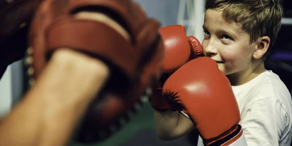Pojke boxning i gymmet — Stockfoto
