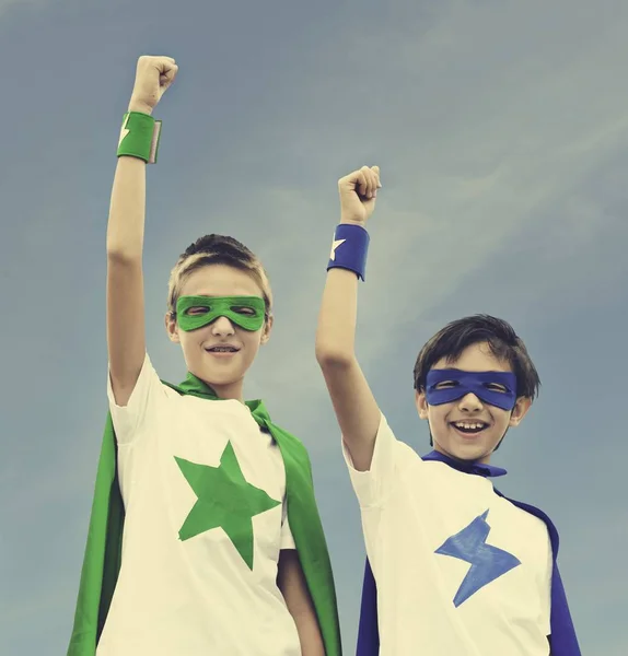 Niños con disfraces superhéroes —  Fotos de Stock