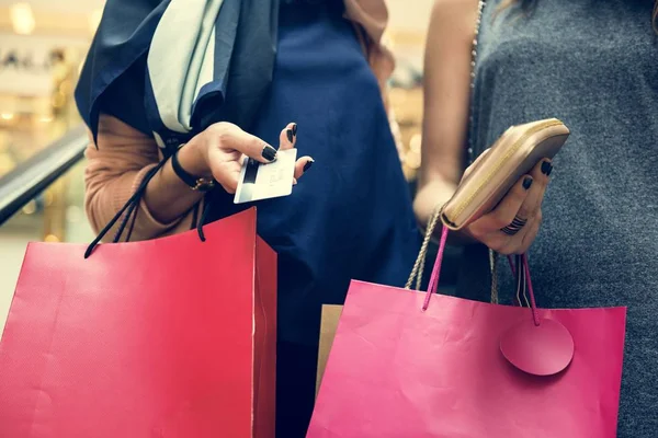 Personas con bolsas de compras — Foto de Stock