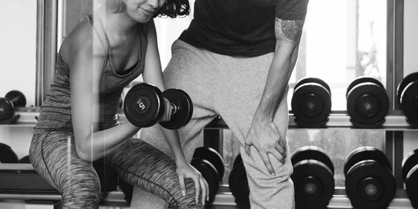 Pareja atlética en el gimnasio — Foto de Stock