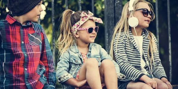 Copiii la modă în aer liber — Fotografie, imagine de stoc