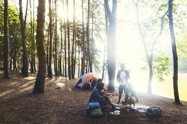 Giovani amici viaggiatori nella foresta — Foto Stock