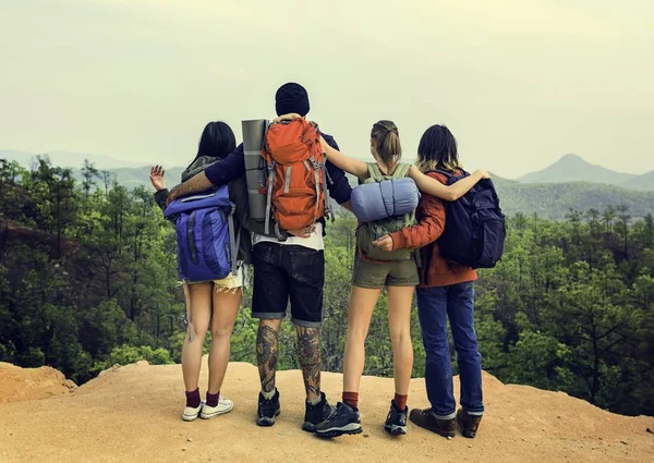 Amigos explorando la naturaleza — Foto de Stock