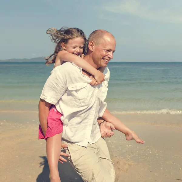 Pai e filha se divertindo na praia — Fotografia de Stock