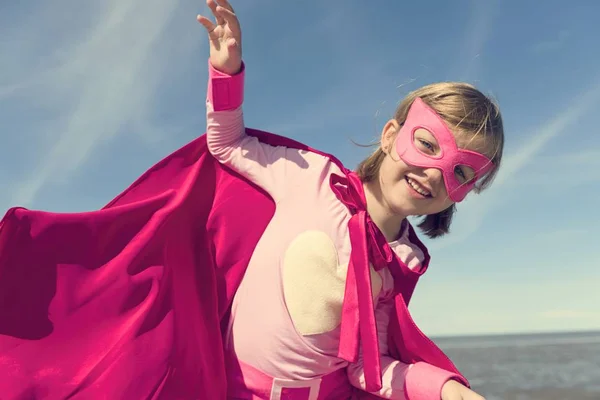 Pequena menina super-herói — Fotografia de Stock