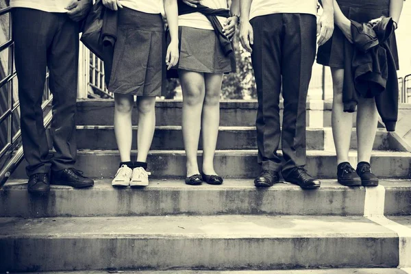 Zróżnicowane studentów w mundurach College — Zdjęcie stockowe