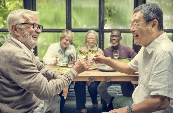 Gruppo di anziani pensionati Meetup — Foto Stock