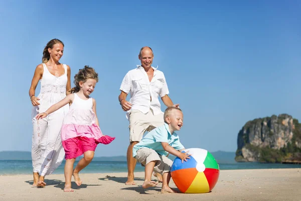 Famiglia si diverte sulla spiaggia — Foto Stock