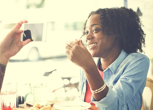 Hombre haciendo foto de mujer —  Fotos de Stock