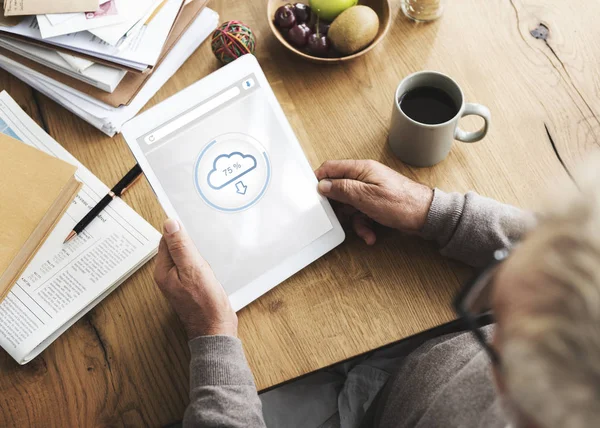 Senior hält digitales Tablet in der Hand — Stockfoto