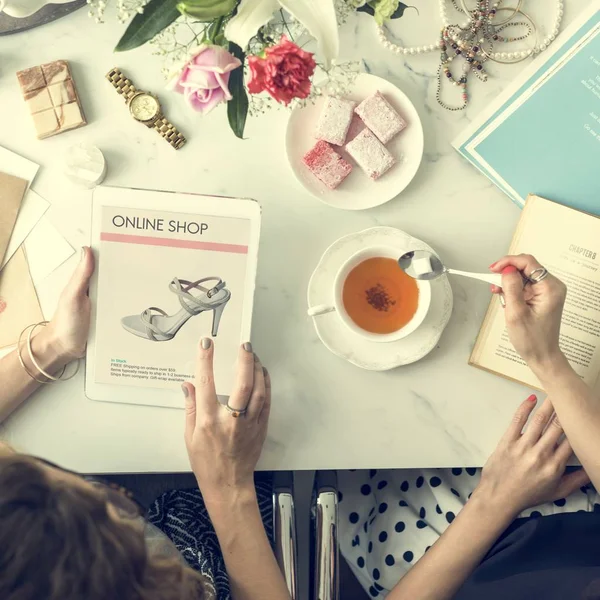 Vrouwen online winkelen — Stockfoto