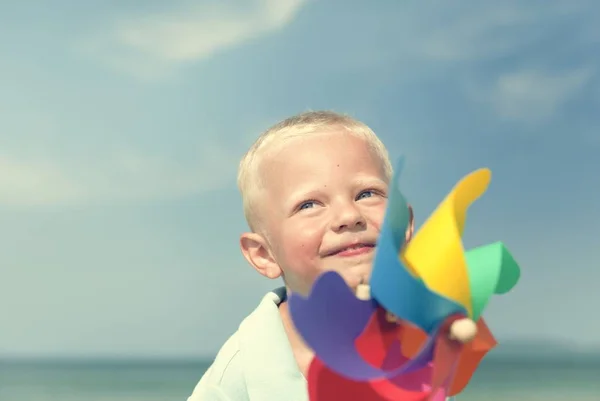 เด็กน้อยเล่นบนชายหาด — ภาพถ่ายสต็อก