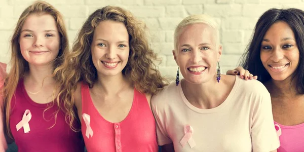 ピンクのリボンと多様性女性 — ストック写真