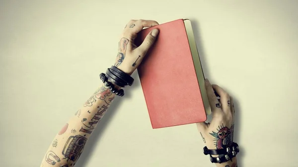 Caderno em mãos em tatuagens — Fotografia de Stock