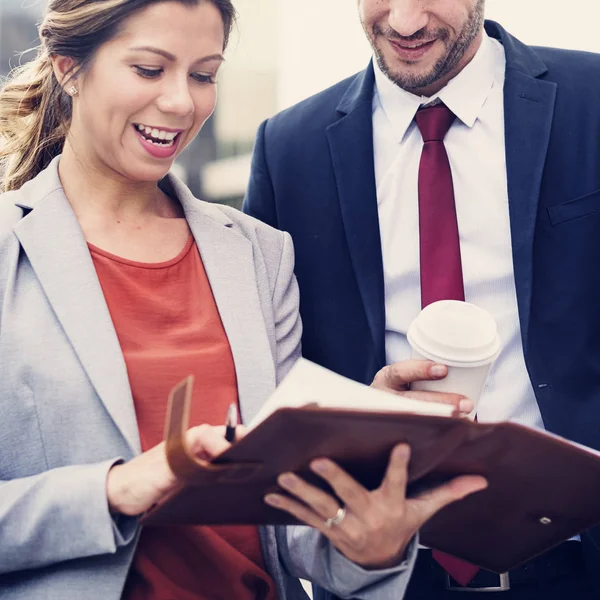 Empresários discutindo trabalho — Fotografia de Stock