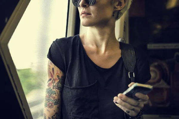 Mujer sosteniendo smartphone —  Fotos de Stock