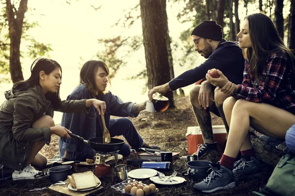 Amigos comiendo comida en el camping — Foto de Stock