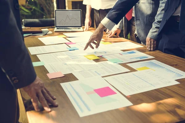 Geschäftsleute im Büro — Stockfoto