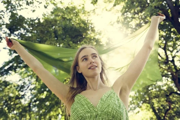 Vrouw ontspannen in de natuur — Stockfoto