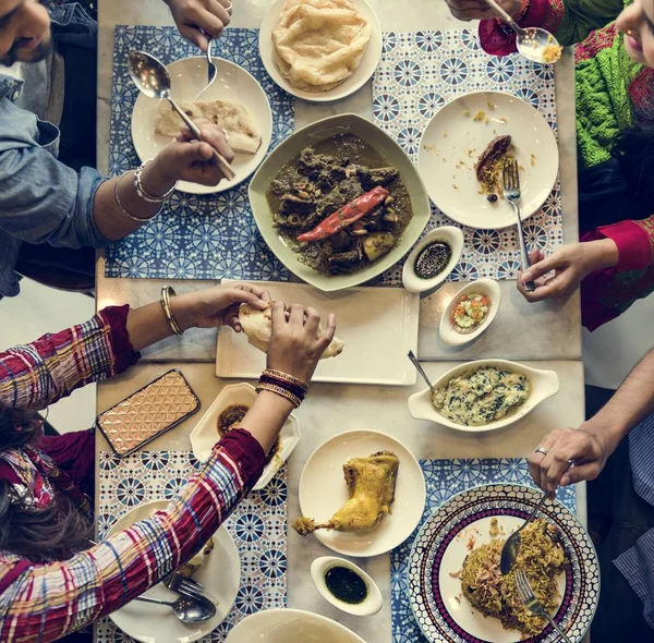 Pessoas comendo comida indiana no restaurante — Fotografia de Stock