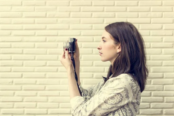 Kvinna att göra bilder av vintage kamera — Stockfoto